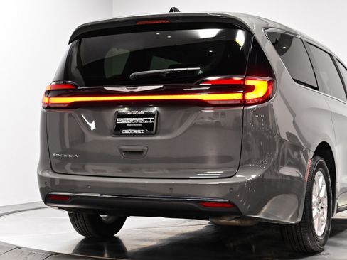 Used 2023 Chrysler Pacifica Touring-L w/ Uconnect Theater Family Group FWD image 21
