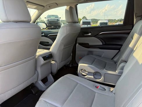 Used 2016 Toyota Highlander Limited FWD image 23