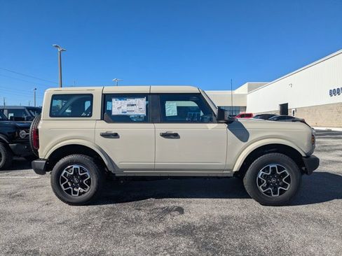 New 2025 Ford Bronco 4-Door image 4