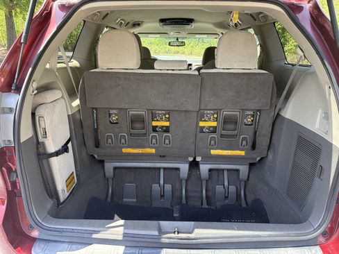 Used 2011 Toyota Sienna LE FWD image 36