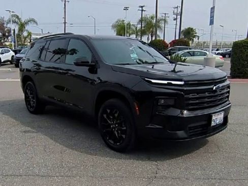 Used 2024 Chevrolet Traverse LT w/ Midnight/Sport Edition image 2