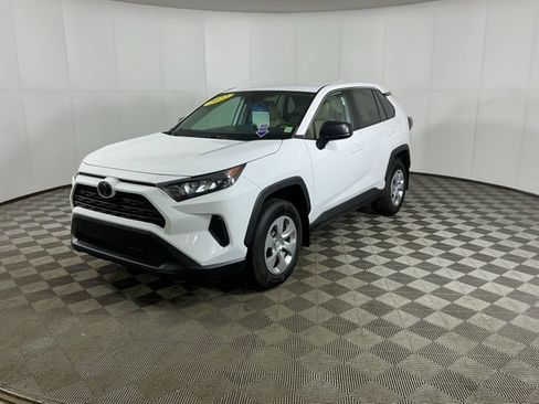 Used 2022 Toyota RAV4 LE AWD/4WD image 4