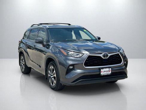 Used 2020 Toyota Highlander XLE FWD image 3