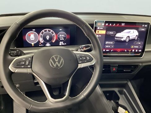 Certified 2025 Volkswagen Tiguan SE w/ Panoramic Sunroof Package AWD/4WD image 6
