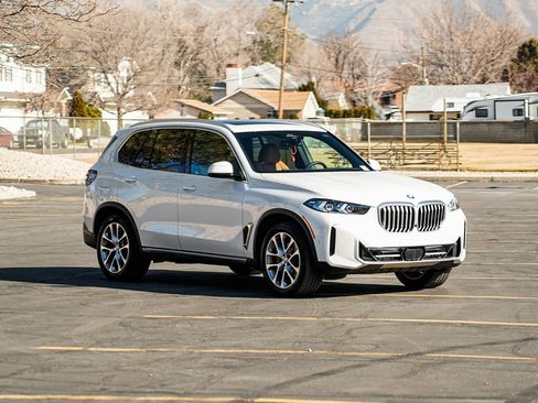 Used 2024 BMW X5 xDrive40i w/ Premium Package image 3