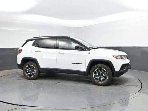 Used 2025 Jeep Compass Trailhawk AWD/4WD image 5