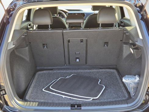 Used 2024 Volkswagen Taos SE image 6