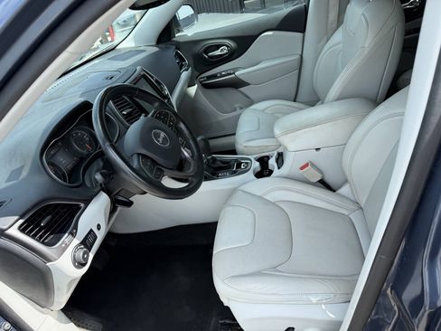 Used 2020 Jeep Cherokee Limited w/ Technology Group FWD image 17