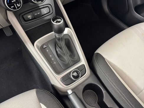 Used 2025 Hyundai Venue SEL image 23