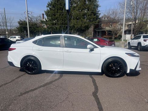 Used 2025 Toyota Camry SE FWD image 8