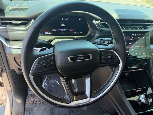 Used 2022 Jeep Grand Cherokee Altitude RWD image 17