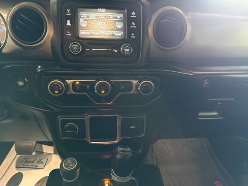 Used 2018 Jeep Wrangler Unlimited Sport AWD/4WD image 16