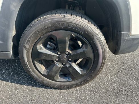 Used 2019 Jeep Compass Latitude w/ Cold Weather Group AWD/4WD image 9