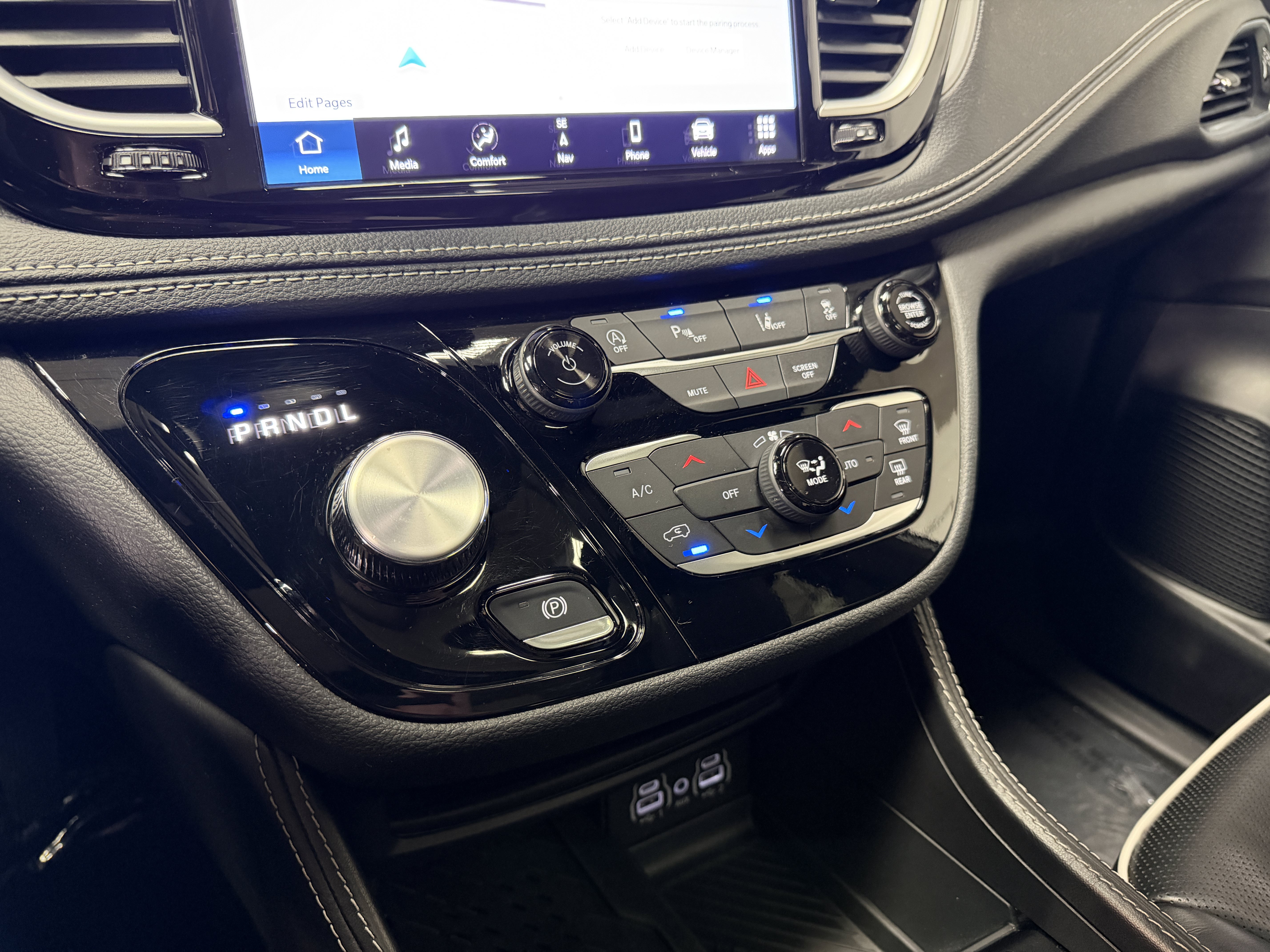 Used 2025 Chrysler Pacifica Limited FWD image 29