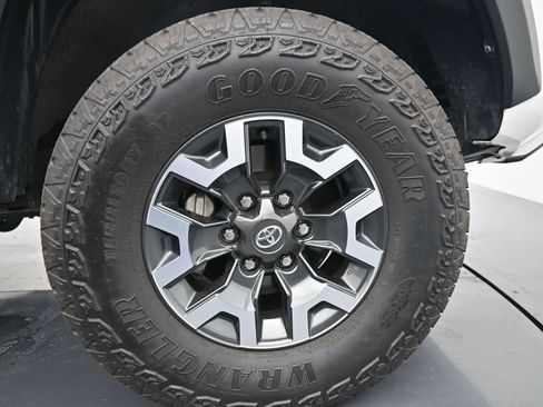 Used 2023 Toyota Tacoma TRD Off-Road w/ Advanced Technology Package AWD/4WD image 11
