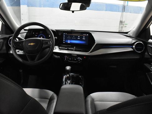 Used 2025 Chevrolet Trax LT FWD image 5