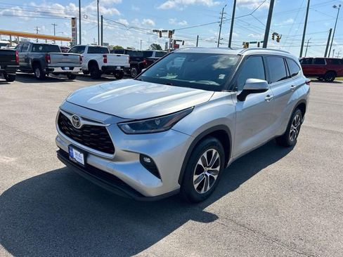 Used 2021 Toyota Highlander XLE image 8
