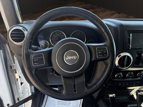 Used 2018 Jeep Wrangler Unlimited Sahara AWD/4WD image 10
