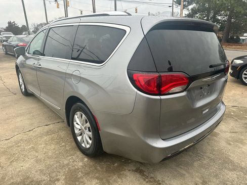 Used 2018 Chrysler Pacifica Touring-L Plus image 7