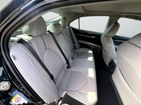 Used 2019 Toyota Camry XSE w/ Navigation Package image 18