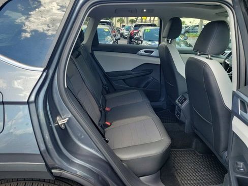 Certified 2025 Volkswagen Taos SE FWD image 9