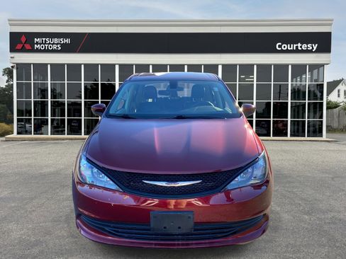 Used 2020 Chrysler Voyager L image 8