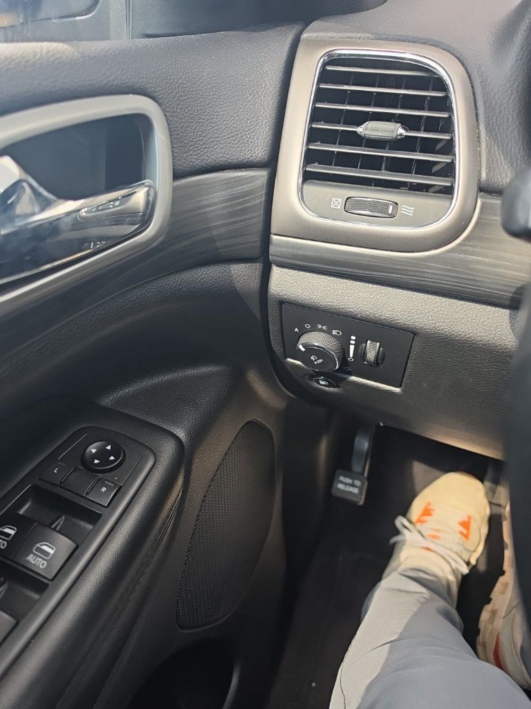 Used 2019 Jeep Grand Cherokee Altitude RWD image 11