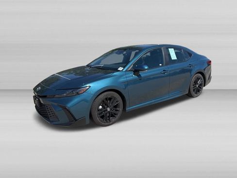 Used 2025 Toyota Camry SE FWD image 9