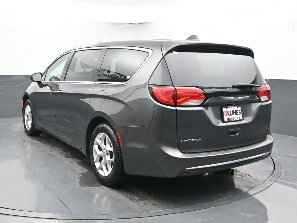 Used 2018 Chrysler Pacifica Touring Plus w/ Tire & Wheel Group FWD image 10