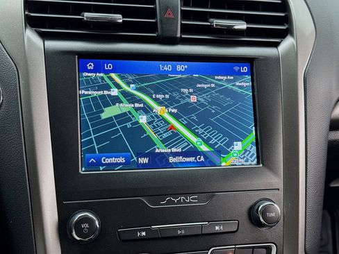 Used 2020 Ford Fusion SE FWD image 9