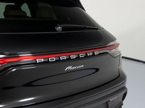 Certified 2025 Porsche Macan AWD/4WD image 37