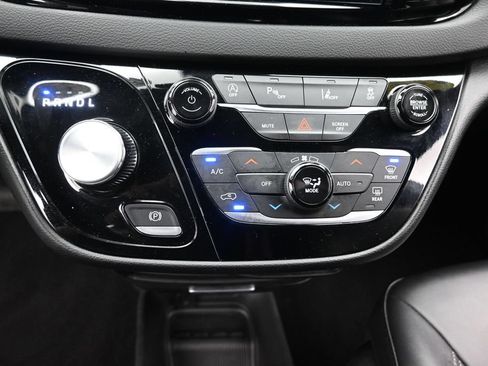 Used 2025 Chrysler Pacifica Select FWD image 19