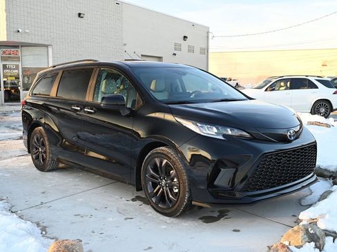 Used 2025 Toyota Sienna XSE image 3
