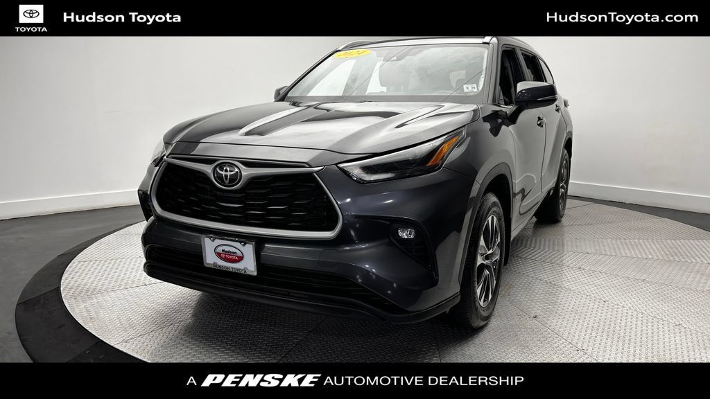 Used 2024 Toyota Highlander XLE AWD/4WD image 1