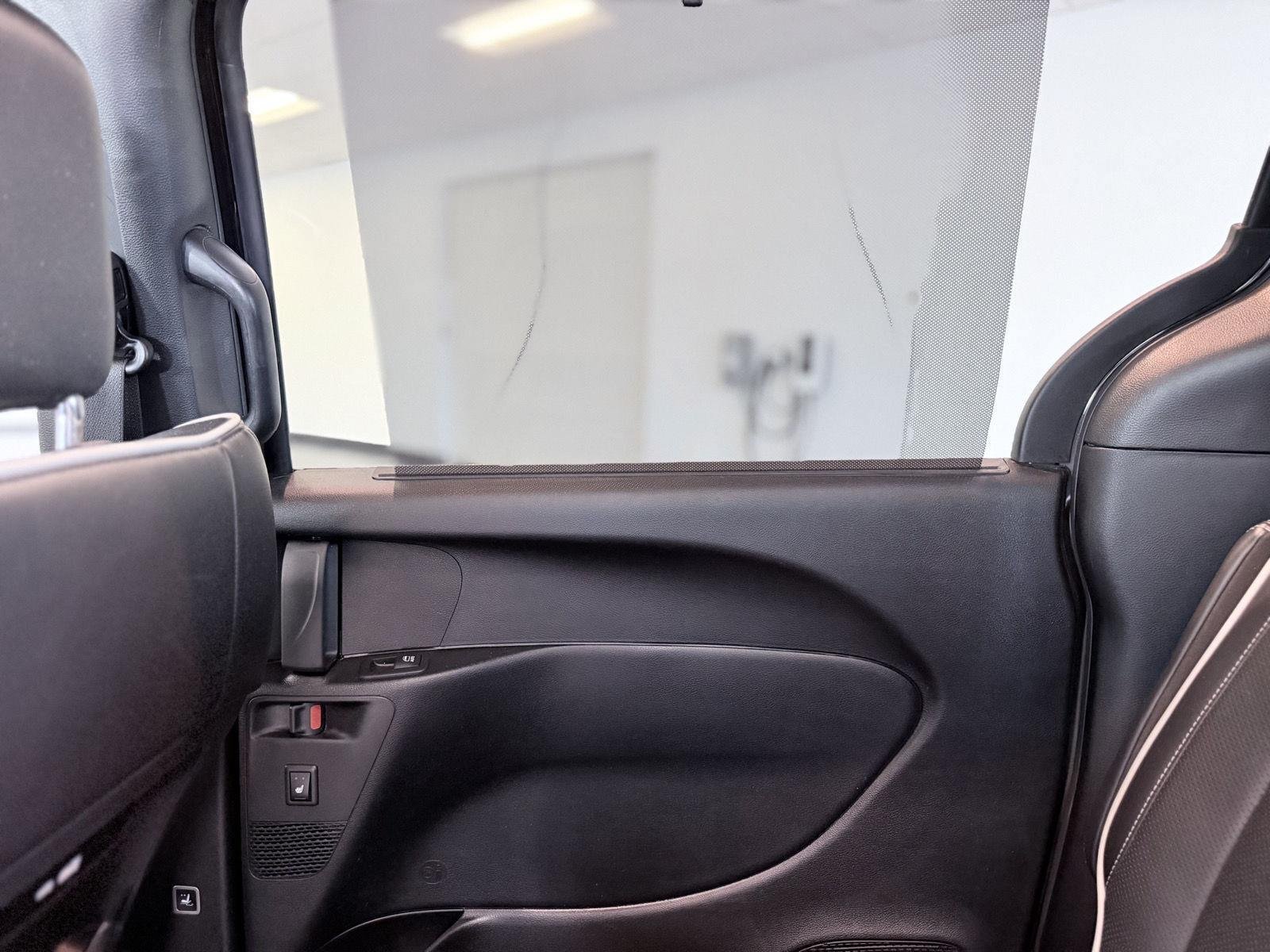 Used 2026 Chrysler Pacifica Limited FWD image 25