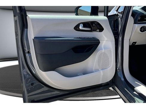 Certified 2023 Chrysler Pacifica Limited AWD/4WD image 22