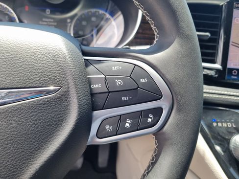 Used 2022 Chrysler Pacifica Limited AWD/4WD image 26