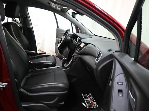 Used 2019 Chevrolet Trax LT w/ LT Convenience Package FWD image 11