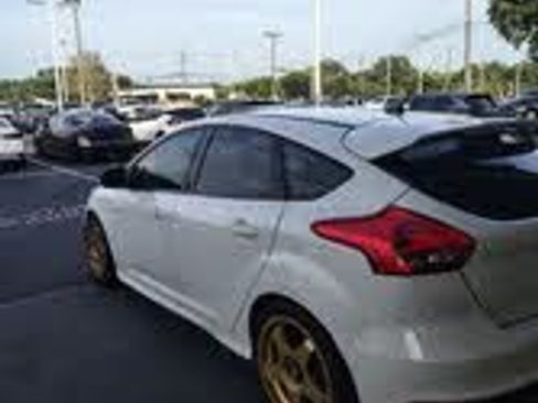 Used 2017 Ford Focus ST w/ Equipment Group 402A FWD image 9