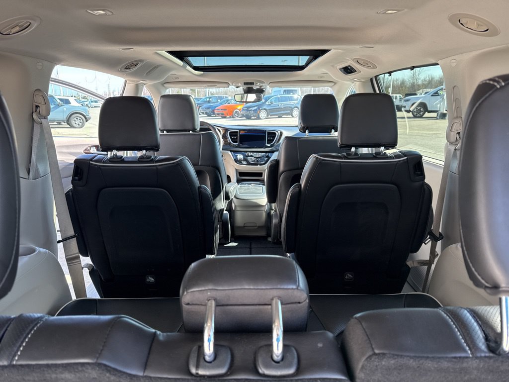 Used 2023 Chrysler Pacifica Limited FWD image 45