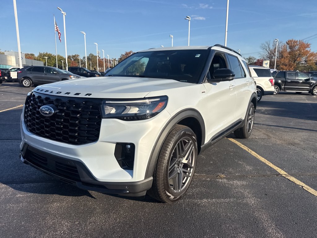 Used 2026 Ford Explorer ST-Line w/ ST-Line Street Pack AWD/4WD image 3