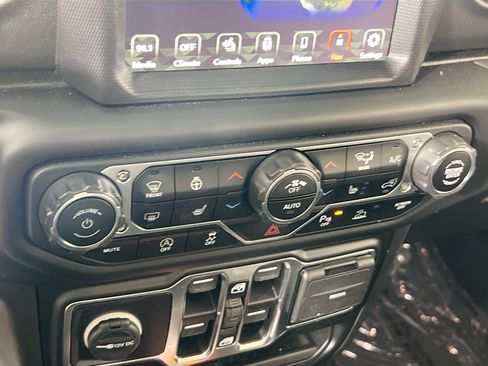 Used 2021 Jeep Wrangler Unlimited Sahara AWD/4WD image 16