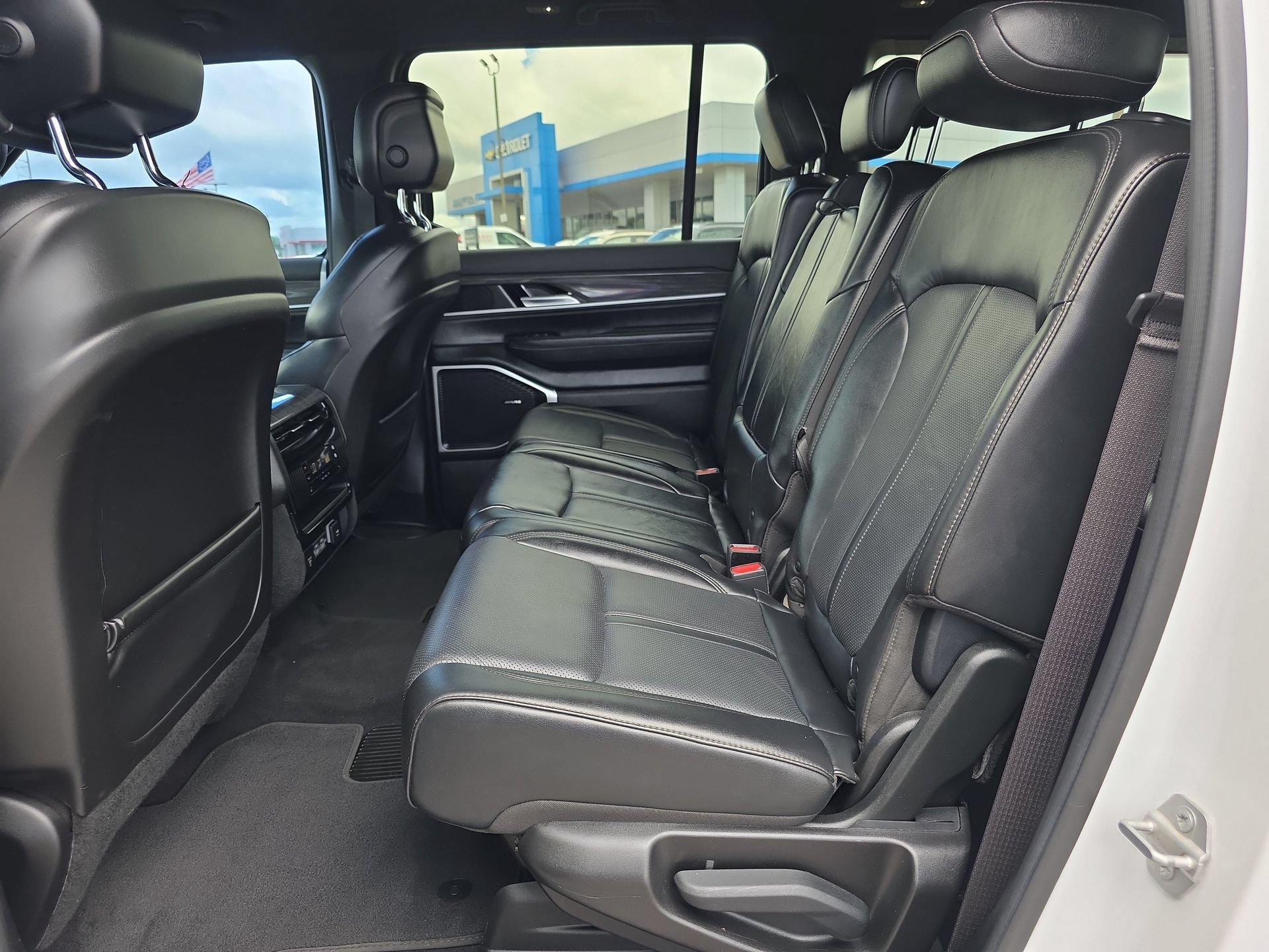 Used 2022 Jeep Wagoneer Series III RWD image 11