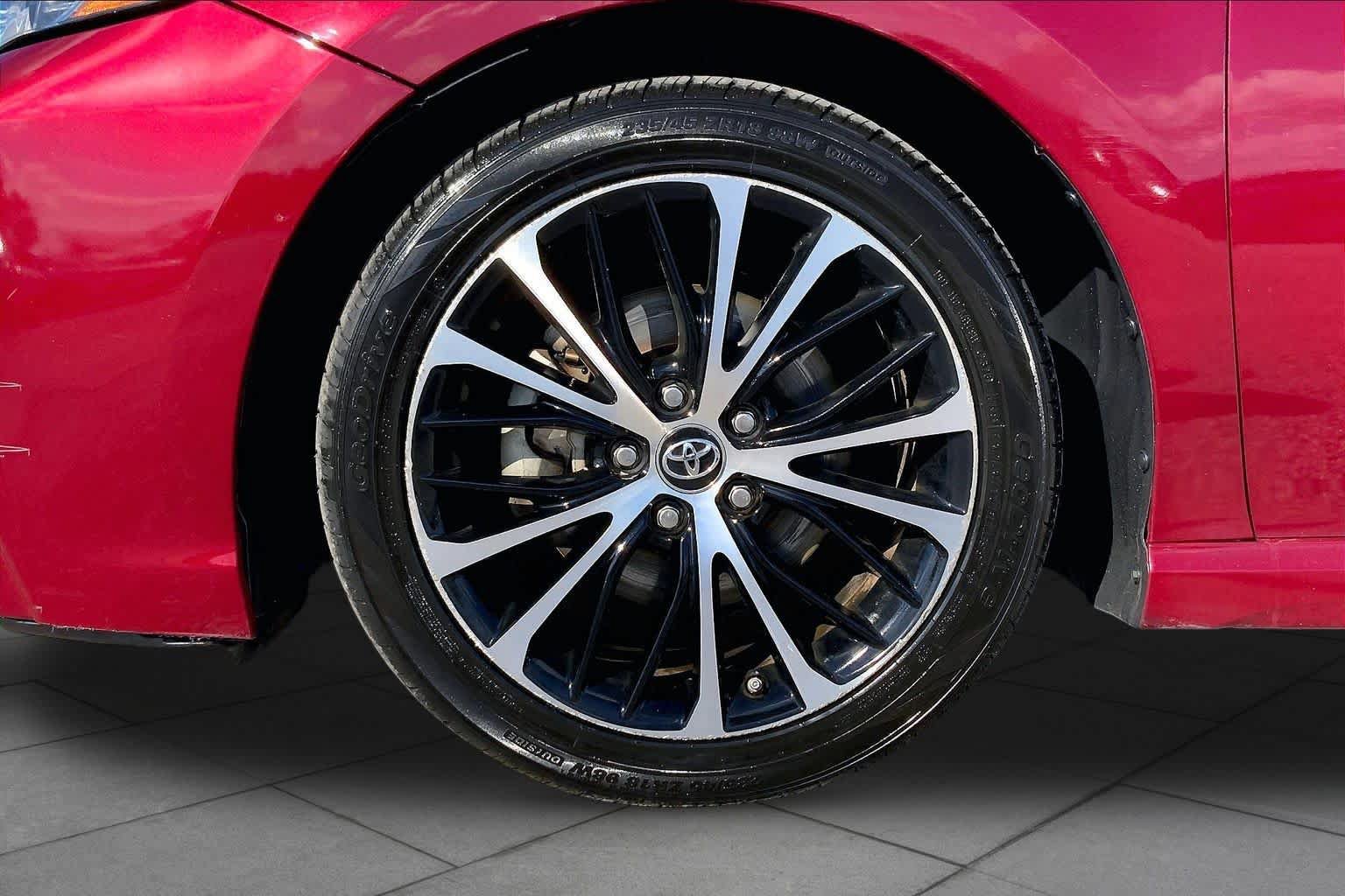 Used 2018 Toyota Camry SE w/ Moonroof Package FWD image 11