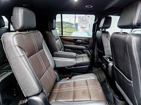 Used 2025 Chevrolet Suburban High Country image 16