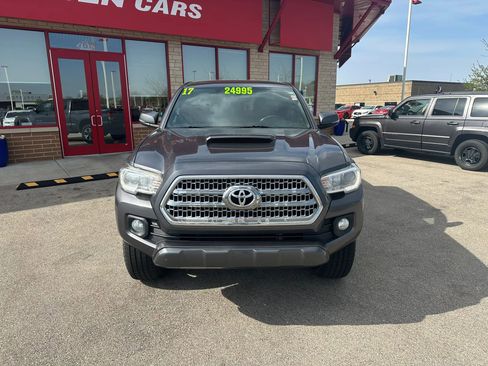Used 2017 Toyota Tacoma TRD Sport AWD/4WD image 2
