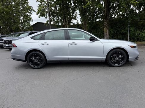 Used 2025 Honda Accord SE image 11