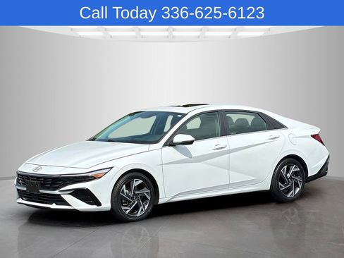 Used 2025 Hyundai Elantra Limited FWD image 2