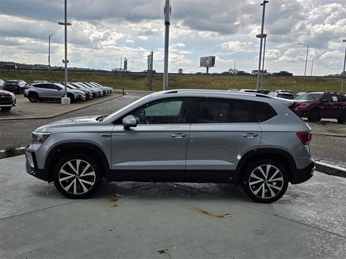 Used 2022 Volkswagen Taos SE image 6