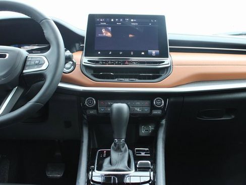 Used 2024 Jeep Compass Limited image 17